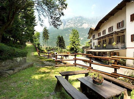 Albergo Il Castellino Darfo Boario Terme Exterior photo