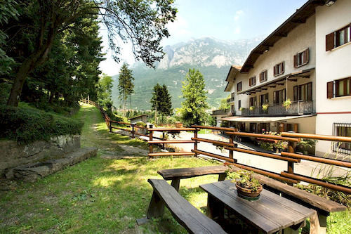 Albergo Il Castellino Darfo Boario Terme Exterior photo