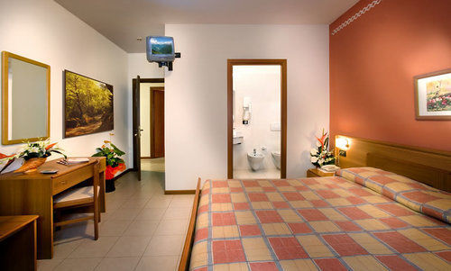 Albergo Il Castellino Darfo Boario Terme Exterior photo
