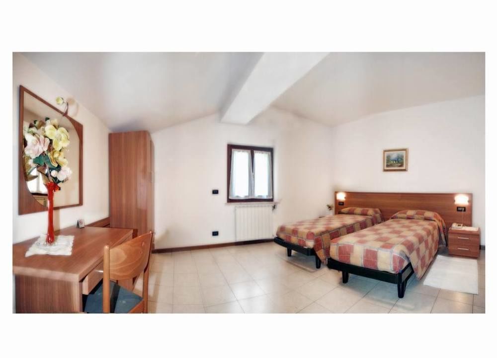 Albergo Il Castellino Darfo Boario Terme Exterior photo