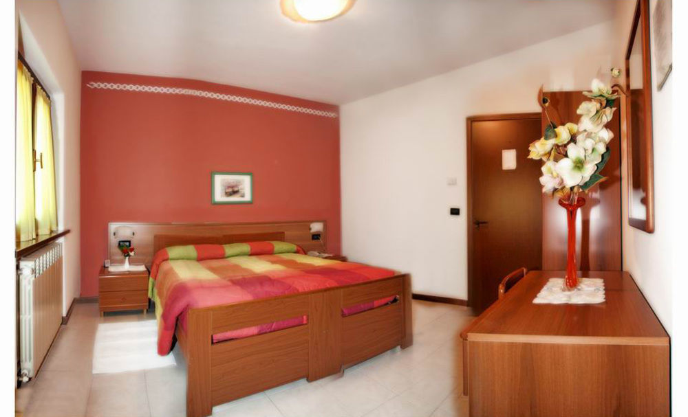 Albergo Il Castellino Darfo Boario Terme Exterior photo