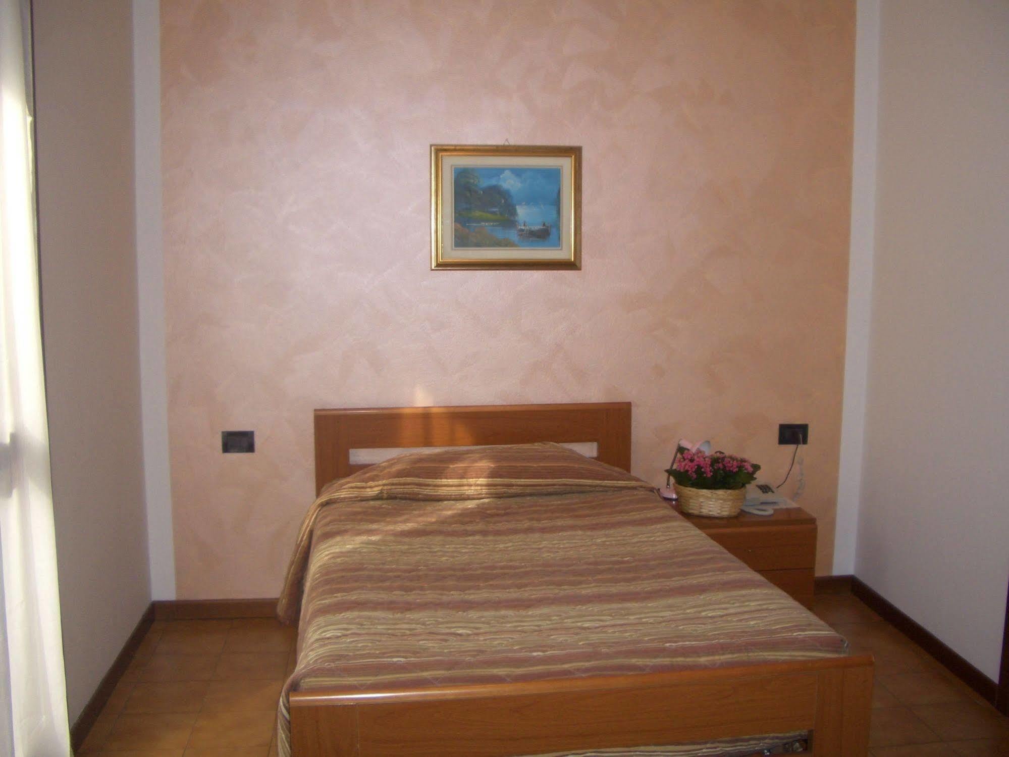Albergo Il Castellino Darfo Boario Terme Exterior photo