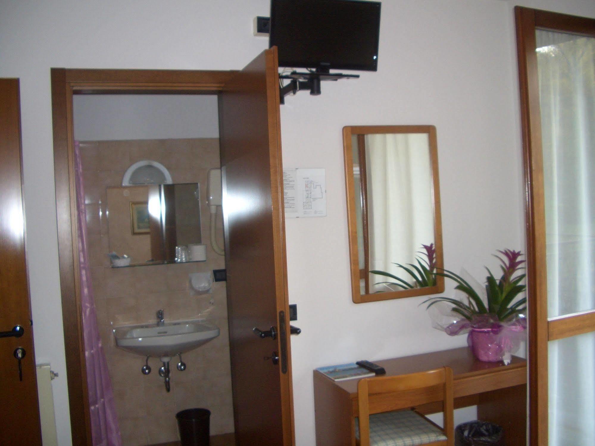 Albergo Il Castellino Darfo Boario Terme Exterior photo